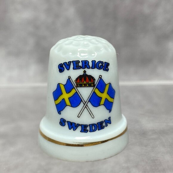 Vintage Swedish Ceramic Thimble With Sverige Sweden Flags Design & Gold Trim - Picture 1 of 7